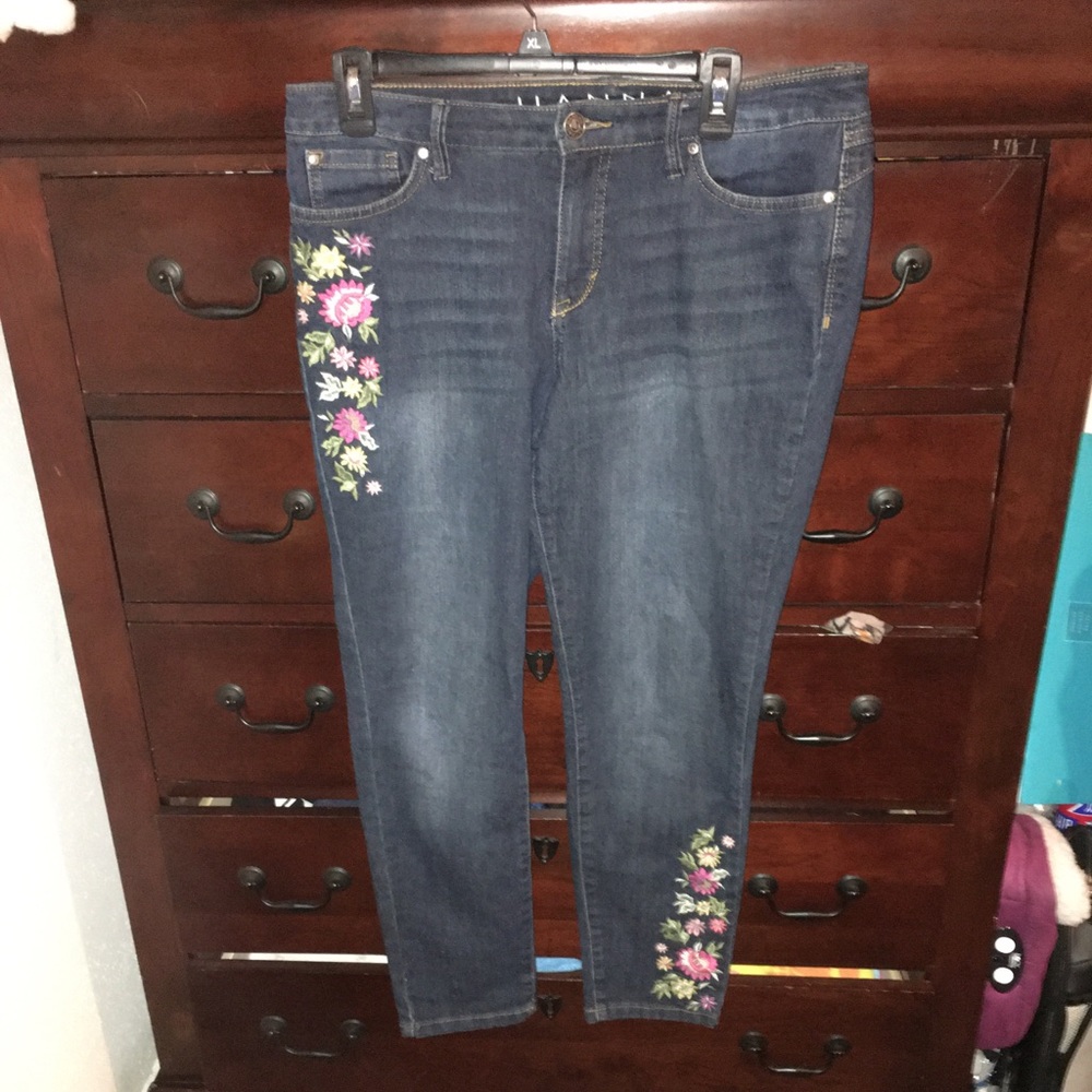 HANNAH CAPRIS Size 10